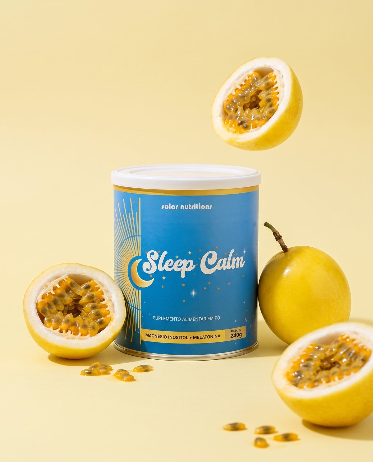 Pote de Sleep Calm sabor maracujá com maracujás cortados ao redor